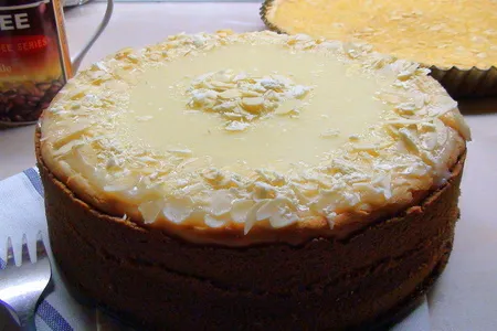 Пирог творожный с белым шоколадом и сметаной заливкой.