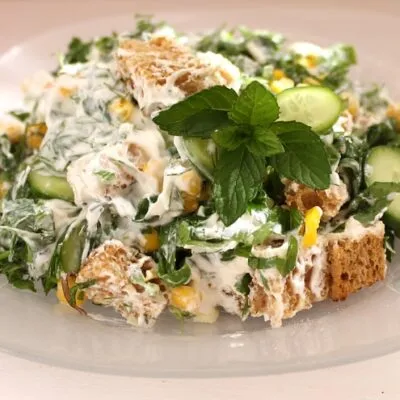 Салат с овощами, кукурузой и сухариками - рецепт с фото
