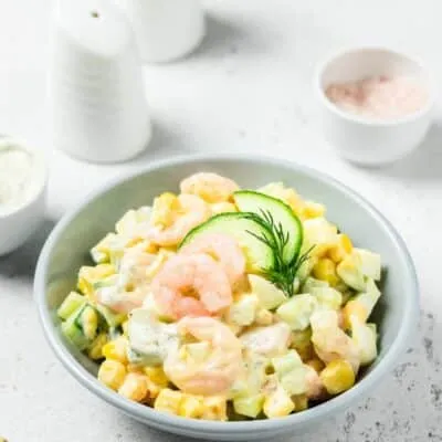 Салат из огурца с авокадо, кукурузой и креветками - рецепт с фото