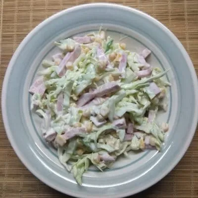 Салат с капустой, колбасой, кукурузой и огурцами - рецепт с фото