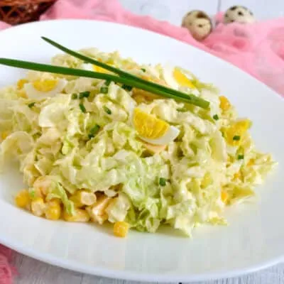 Легкий салат из пекинской капусты, сыра и кукурузы - рецепт с фото
