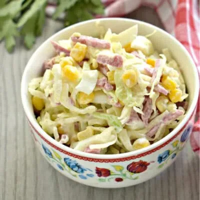 Салат с капустой, колбасой и кукурузой - рецепт с фото