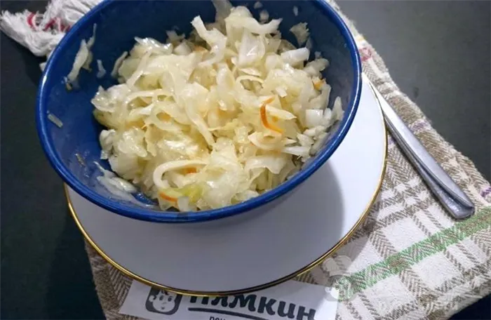 Ароматный салат из квашеной капусты с луком и маслом