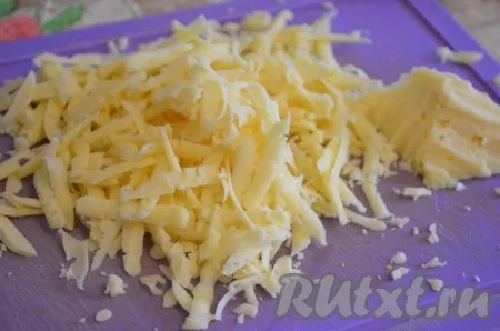 Сыр натереть на крупной терке. 