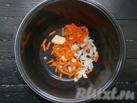 Морковь, картошку и лук очистить. Лук нарезать небольшими кусочками, морковь - брусочками или соломкой, поместить овощи в чашу мультиварки, добавить сливочное масло, влить растительное масло. 