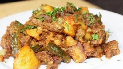 Классический азу по-татарски с картошкой и солеными огурцами