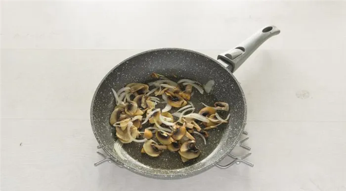 Фото приготовления рецепта: Говяжье филе с грибами в сливочном соусе, шаг №2