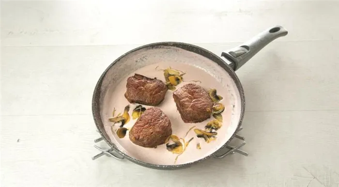 Фото приготовления рецепта: Говяжье филе с грибами в сливочном соусе, шаг №5