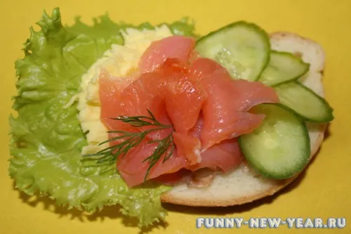 Бутерброд из красной рыбы с салатом