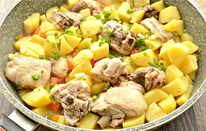 Фото рецепта - Куриные бедра, тушенные с картофелем и овощами на сковороде - шаг 6