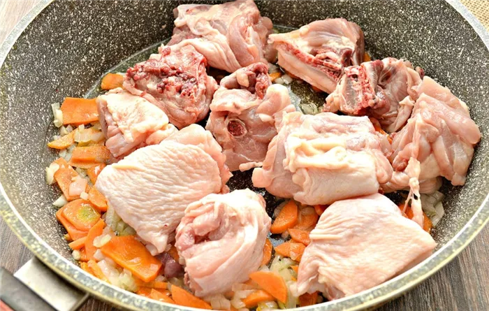 Фото рецепта - Куриные бедра, тушенные с картофелем и овощами на сковороде - шаг 2