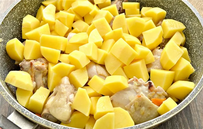 Фото рецепта - Куриные бедра, тушенные с картофелем и овощами на сковороде - шаг 4