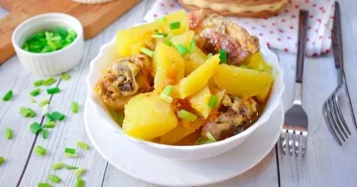 Тушеная картошка с курицей в сковороде