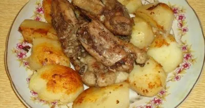 Жареная курица на сковороде с картошкой