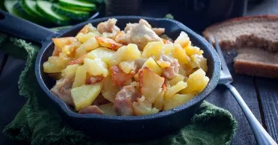 Жареная картошка с курицей на сковороде