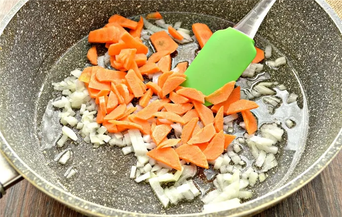Фото рецепта - Куриные бедра, тушенные с картофелем и овощами на сковороде - шаг 1