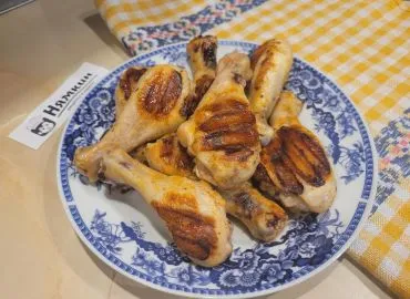 жареные куриные бедра на сковороде