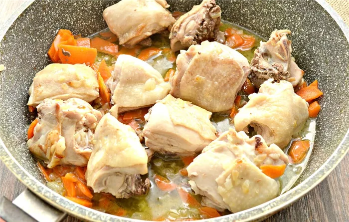 Фото рецепта - Куриные бедра, тушенные с картофелем и овощами на сковороде - шаг 3