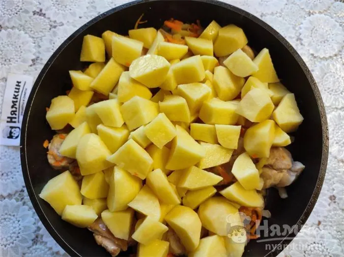 Жаркое с картошкой, куриными бедрами и кетчупом на сковороде - фото шаг 3