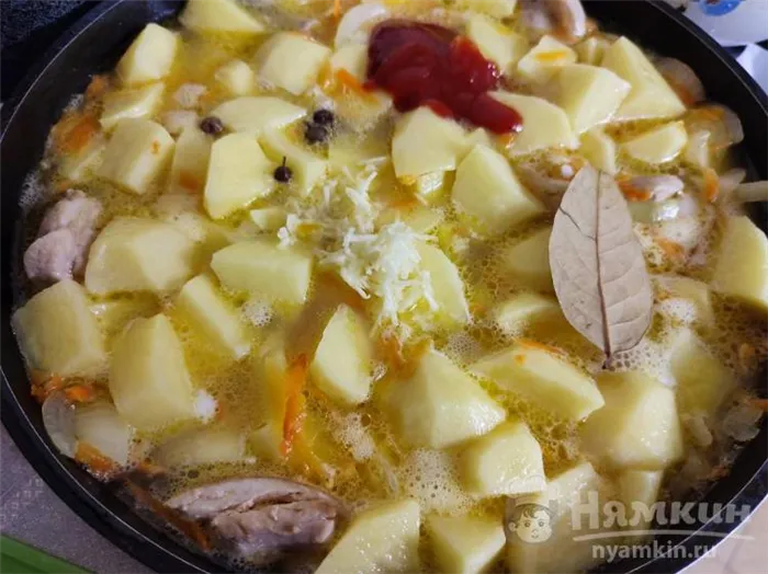 Жаркое с картошкой, куриными бедрами и кетчупом на сковороде - фото шаг 4