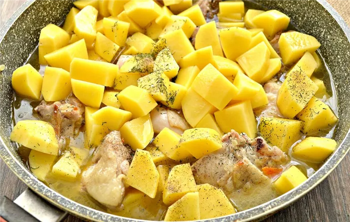 Фото рецепта - Куриные бедра, тушенные с картофелем и овощами на сковороде - шаг 5