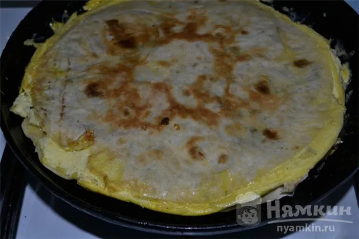 Быстрый завтрак из лаваша, яиц и сыра на сковороде - фото шаг 10