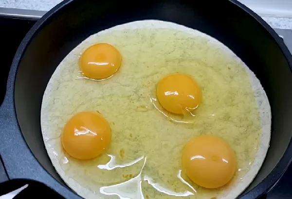 Лаваш на сковороде с яйцом и сыром