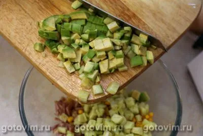 Салат с копченой курицей, кукурузой, огурцом и авокадо, Шаг 04