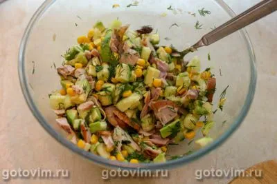 Салат с копченой курицей, кукурузой, огурцом и авокадо, Шаг 06
