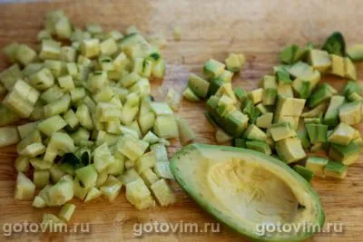 Салат с копченой курицей, кукурузой, огурцом и авокадо, Шаг 02