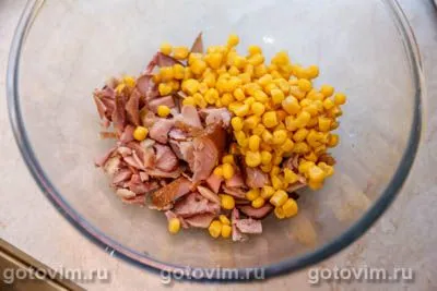 Салат с копченой курицей, кукурузой, огурцом и авокадо, Шаг 03