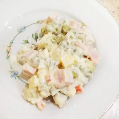 Салат «Оливье» с солеными огурцами - рецепт с фото