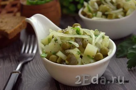 Салат с картошкой, солёными огурцами и горошком