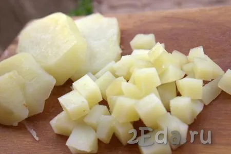 Запечённый картофель остудить, очистить и нарезать на кубики среднего размера.