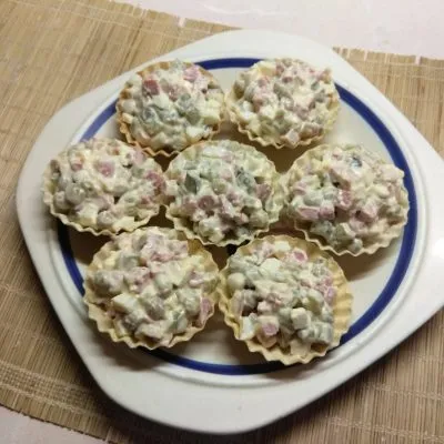 Тарталетки с салатом из салями, соленых огурцов и горошка - рецепт с фото