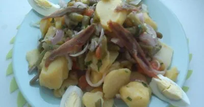 Картофельно-фасолевый салат с анчоусами