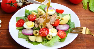 Классический салат Нисуаз с тунцом и анчоусами
