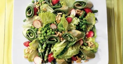 Зеленый салат с фасолью горохом и блинчиками