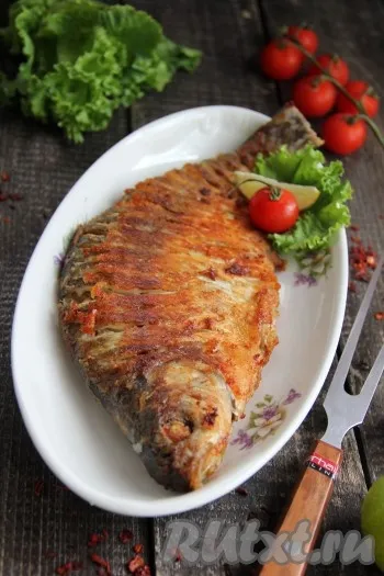 Переложить жареную рыбу со сковородки на блюдо и подать к столу в горячем виде. Вот так быстро и просто можно приготовить наивкуснейшего леща с хрустящей, аппетитной корочкой на сковороде целиком.