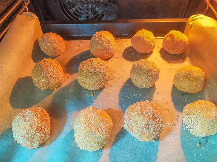 Картофельные шарики из пюре с сыром - запекаем шарики