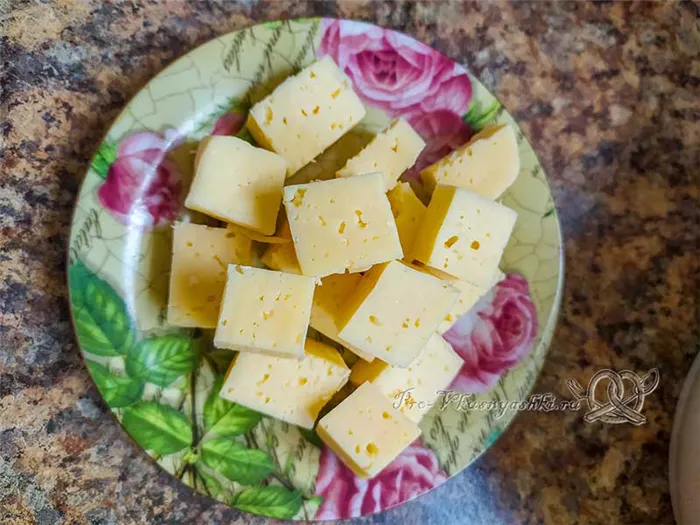 Картофельные шарики из пюре с сыром - нарезаем сыр