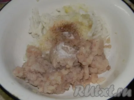 К измельченному филе белой рыбы добавить пюрированный рис, натертый на мелкой терке лук, 50 мл сливок, соль, перец, хорошо перемешать. 