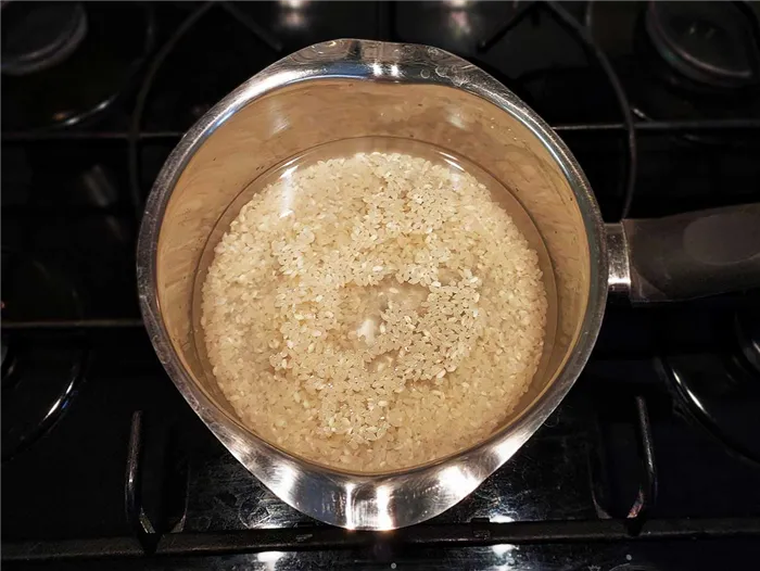 Рис залить холодной водой