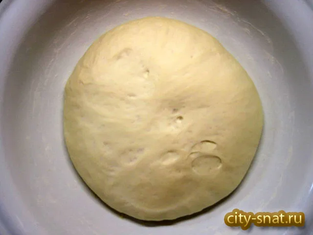Как только тесто подойдет во второй раз,смазываем руки растительным маслом или жиром и начинаем разделывать тесто