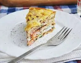Блинчатый пирог с лососем