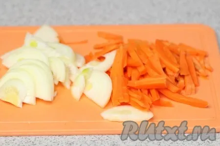 Нарезаем лук полукольцами, морковь - соломкой и обжариваем на растительном масле при открытой крышке на режиме 