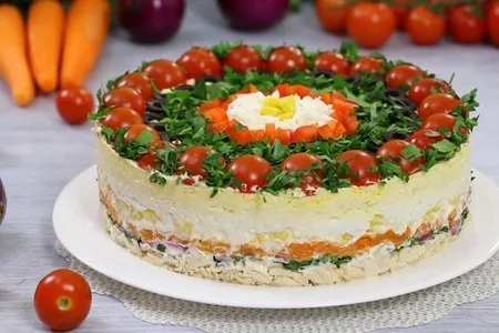 Фото к рецепту: Слоёный салат на праздничный стол 