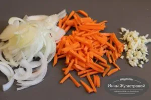 Нарезать лук, чеснок, морковку