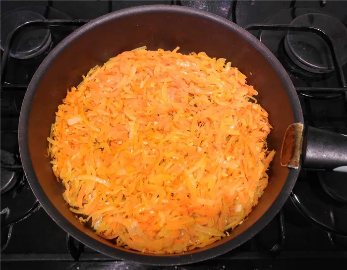Обжарить лук, чеснок и морковь