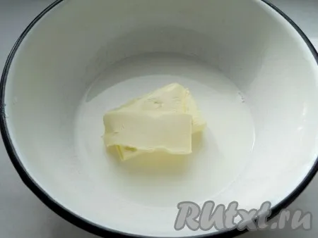 В глубокую миску влить молоко, добавить сливочное масло и довести до кипения на среднем огне. Масло должно полностью раствориться.